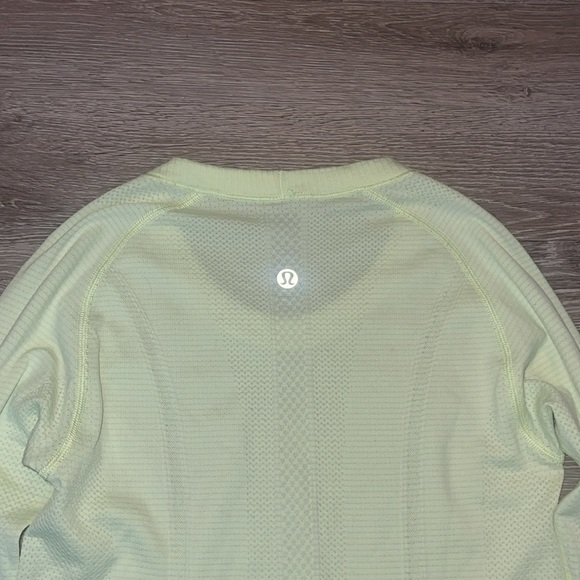 - Lululemon athletica swifty top size long sleeve size 4 bright yellow green - Picture 7 of 8